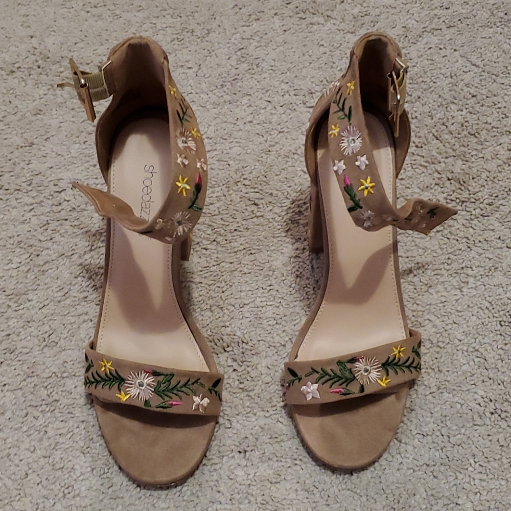 Natural color chunky sandal